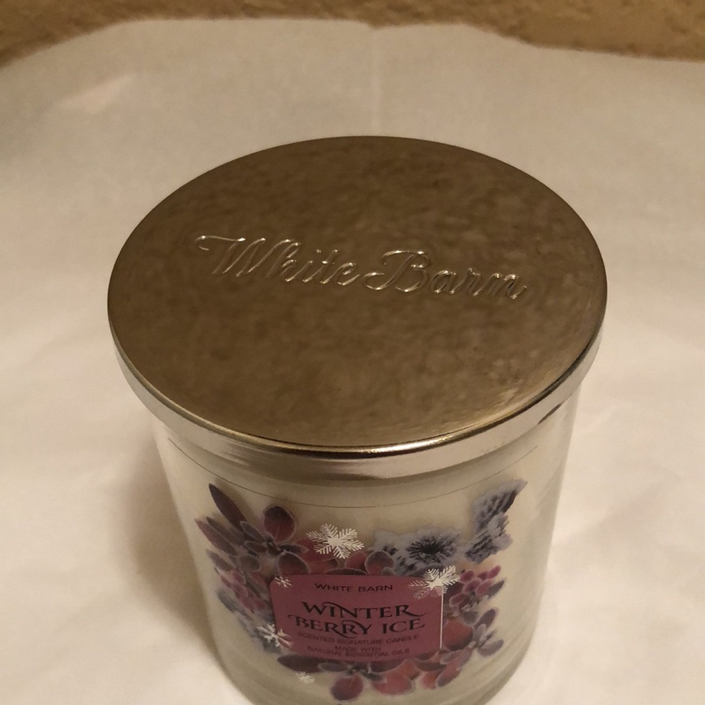 NWT Bath & Body Works White Barn Winter Berry Ice. 8 oz. Single wick. - Picture 4 of 10